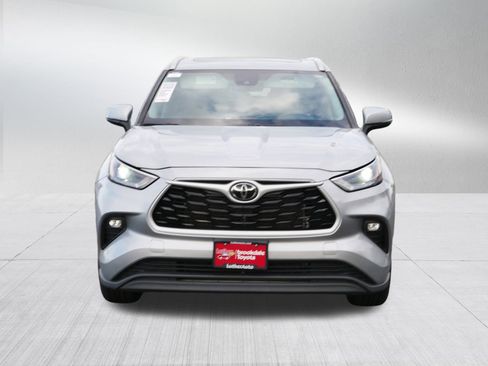 Certified 2024 Toyota Highlander XLE image 2