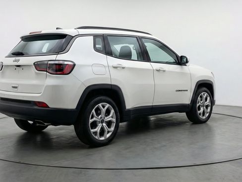 Used 2025 Jeep Compass Latitude AWD/4WD image 9