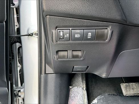 Used 2026 Toyota Corolla Cross XLE FWD image 32