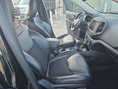 Used 2019 Jeep Cherokee Trailhawk w/ Comfort/Convenience Group AWD/4WD image 10