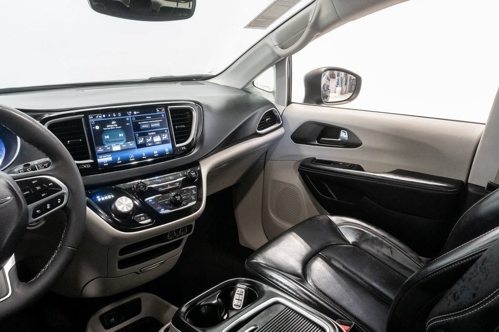 Used 2023 Chrysler Pacifica Touring-L FWD image 11