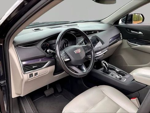 Used 2022 Cadillac XT4 Luxury w/ Cold Weather Package FWD image 12