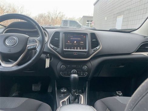 Used 2016 Jeep Cherokee Latitude w/ Cold Weather Group image 28