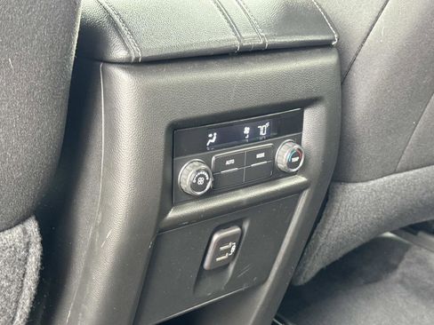 Used 2023 Chevrolet Traverse LT FWD image 28