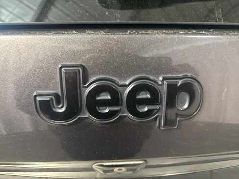 Used 2018 Jeep Cherokee Latitude w/ Altitude Package image 11