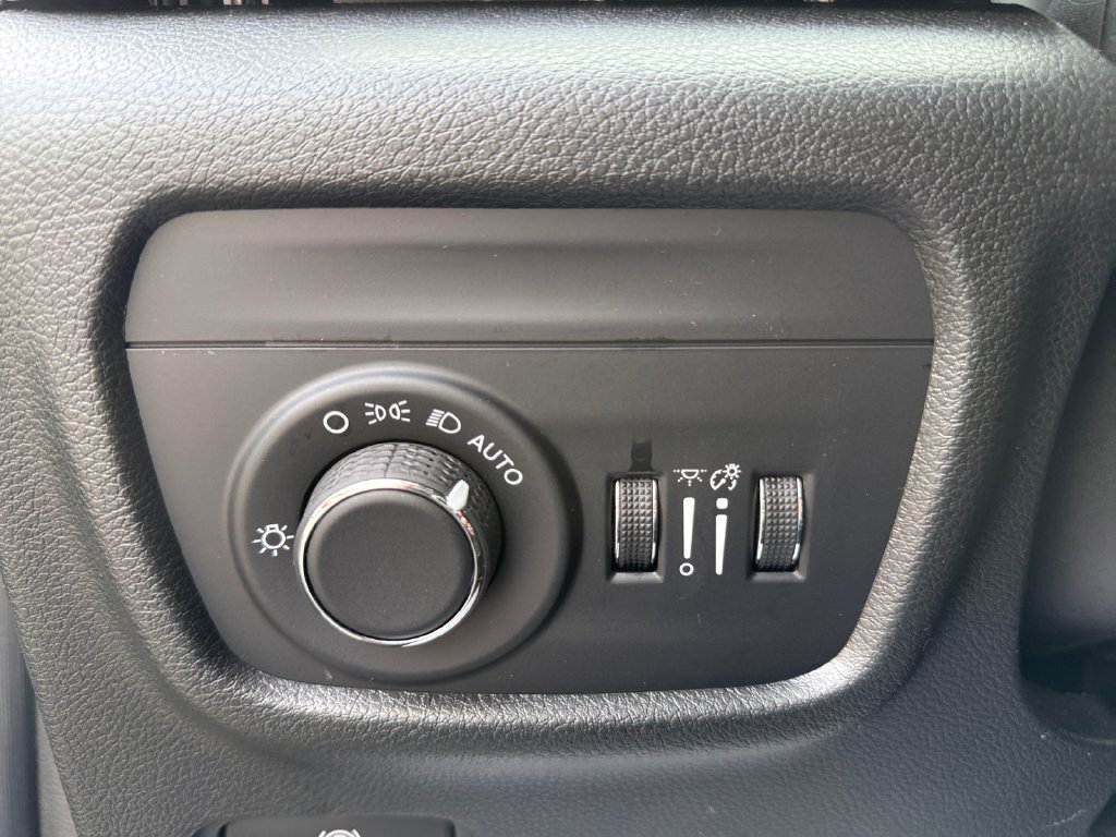 Used 2025 Jeep Grand Cherokee L Altitude AWD/4WD image 15