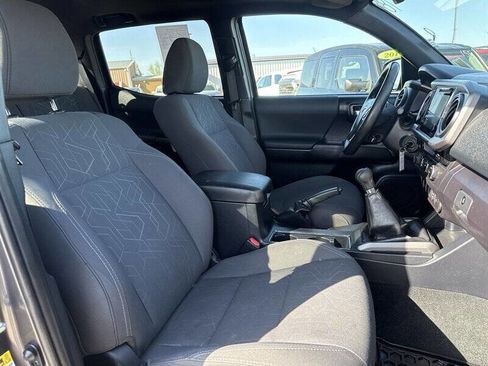 Used 2017 Toyota Tacoma TRD Sport AWD/4WD image 22