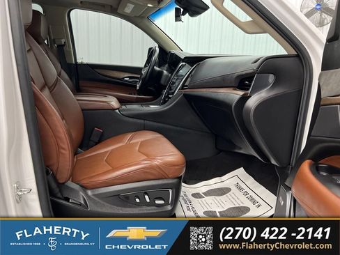 Used 2020 Cadillac Escalade Luxury AWD/4WD image 15