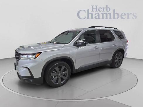 Used 2025 Honda Pilot Sport image 10