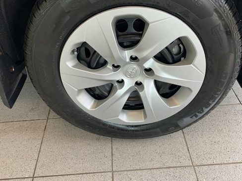 Used 2021 Toyota RAV4 LE AWD/4WD image 16