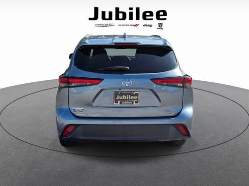 Used 2022 Toyota Highlander XLE FWD image 3