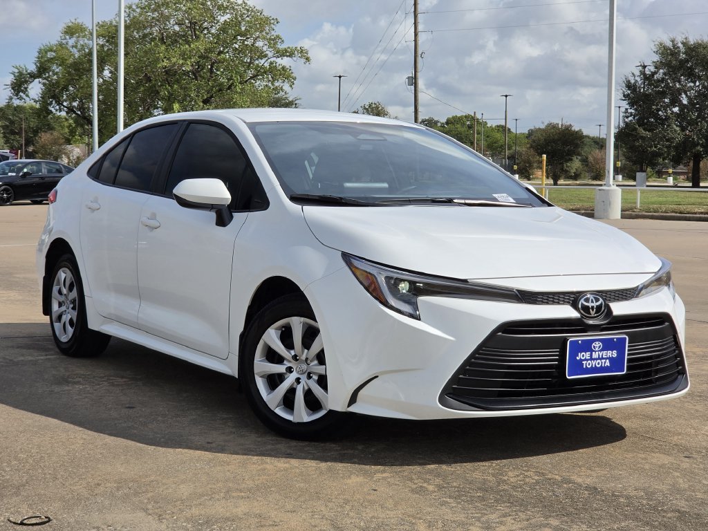 Used 2026 Toyota Corolla LE FWD image 2