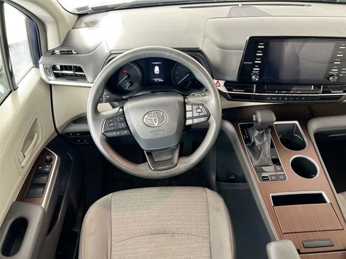 Used 2022 Toyota Sienna LE image 21