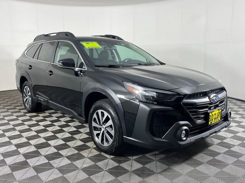 Used 2023 Subaru Outback Premium AWD/4WD image 3