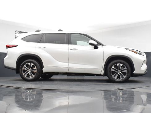 Used 2023 Toyota Highlander XLE AWD/4WD image 32