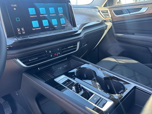 Used 2025 Volkswagen Atlas SE image 19