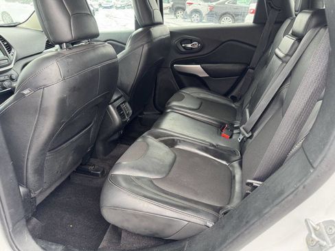 Used 2018 Jeep Cherokee Latitude Plus w/ Comfort/Convenience Group image 6