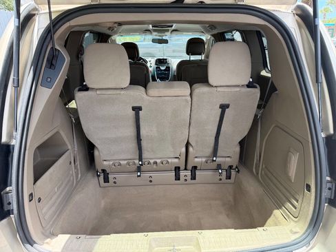 Used 2013 Chrysler Town & Country Touring FWD image 17