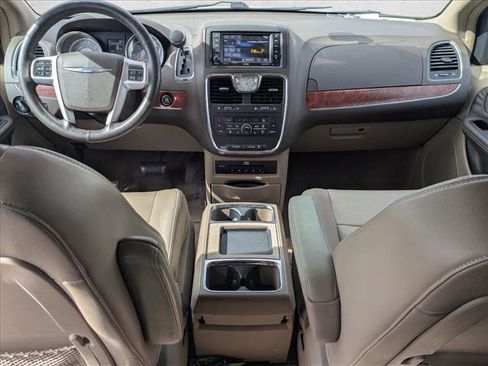 Used 2014 Chrysler Town & Country Touring-L w/ Driver Convenience Group image 16