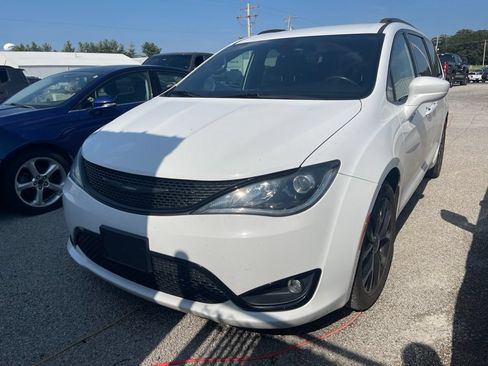 Used 2019 Chrysler Pacifica Touring-L Plus w/ S Appearance Package FWD image 3