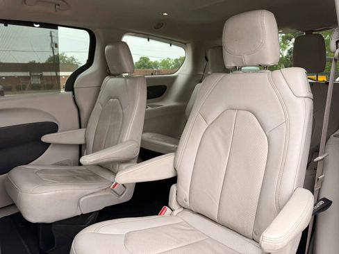 Used 2021 Chrysler Pacifica Touring-L FWD image 13