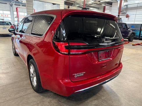 Certified 2024 Chrysler Pacifica Touring-L AWD/4WD image 30