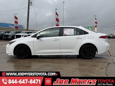 Used 2025 Toyota Corolla LE image 6