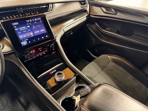 Used 2024 Jeep Grand Cherokee L Laredo image 20