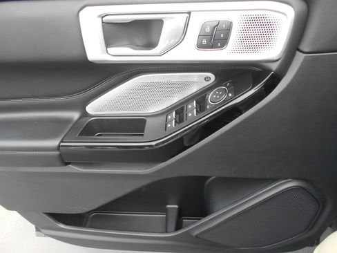 Used 2022 Ford Explorer Platinum w/ Equipment Group 601A image 5