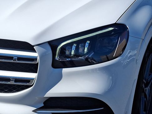 Used 2023 Mercedes-Benz GLS 580 4MATIC image 9