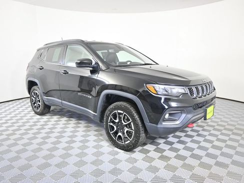 Used 2024 Jeep Compass Trailhawk AWD/4WD image 9