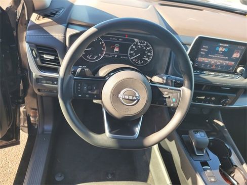 Used 2023 Nissan Rogue SV image 30