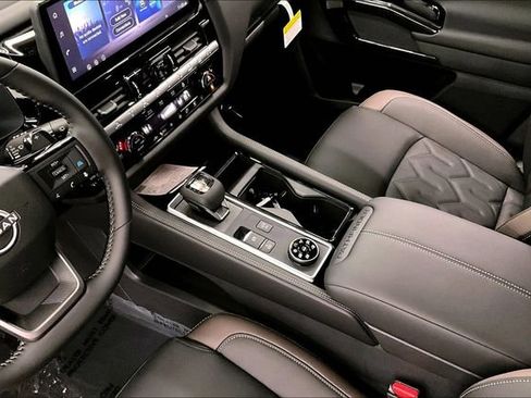 New 2026 Nissan Pathfinder Platinum image 9