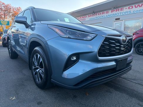 Used 2022 Toyota Highlander XLE image 3