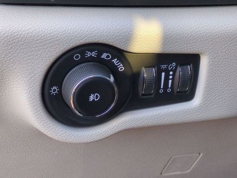 Used 2018 Chrysler Pacifica Touring-L Plus image 18