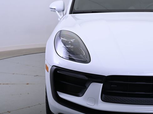 Certified 2025 Porsche Macan image 11