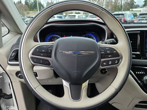 Used 2017 Chrysler Pacifica Limited image 26