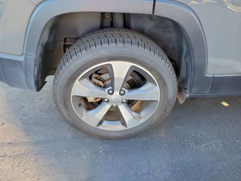 Used 2020 Jeep Cherokee Limited w/ Technology Group image 13