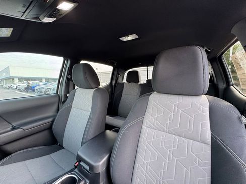 Used 2022 Toyota Tacoma TRD Sport AWD/4WD image 17