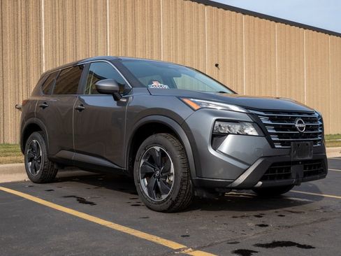 Used 2024 Nissan Rogue SV AWD/4WD image 2
