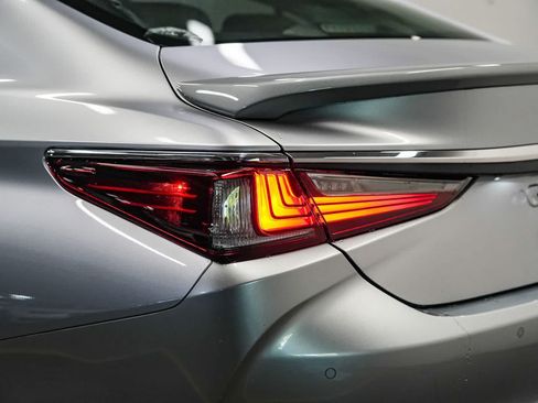 Used 2025 Lexus ES 300h w/ Accessory Package (Z2) FWD image 11