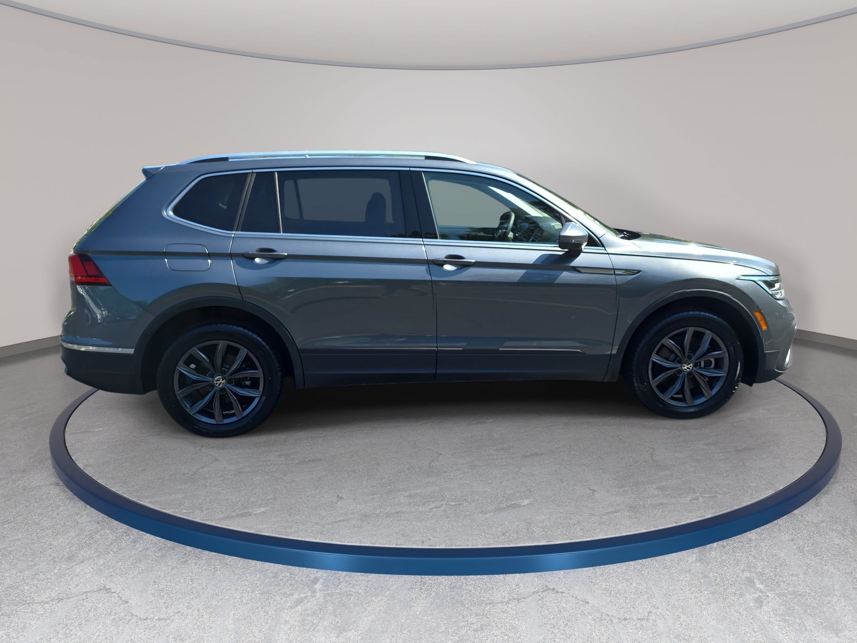 Certified 2024 Volkswagen Tiguan SE FWD image 4