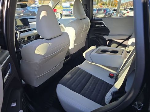 New 2025 Mitsubishi Outlander SE image 10