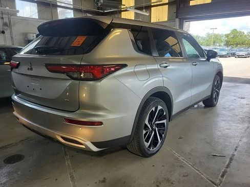 Used 2022 Mitsubishi Outlander SE FWD image 3