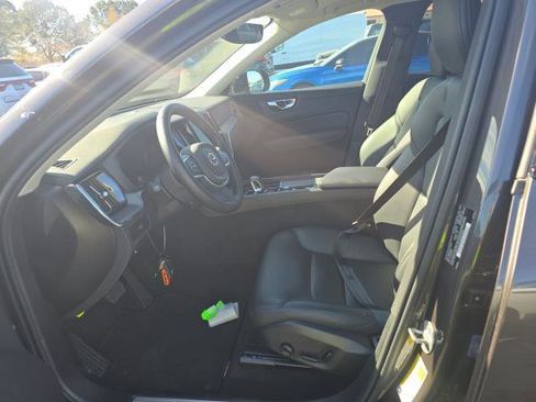 Used 2025 Volvo XC60 B5 Core image 5