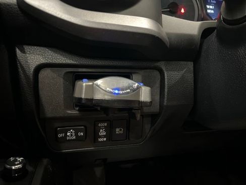 Used 2018 Toyota Tacoma TRD Off-Road w/ Technology Package AWD/4WD image 27