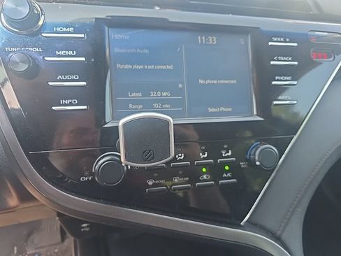 Used 2018 Toyota Camry LE FWD image 17