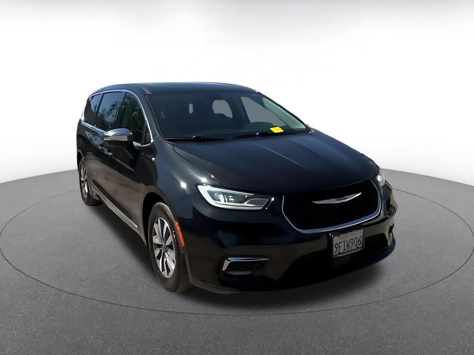 Used 2023 Chrysler Pacifica Limited FWD image 3