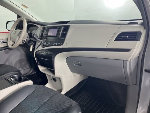 Used 2013 Toyota Sienna SE image 34