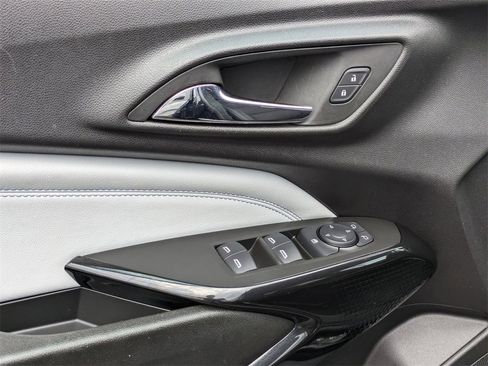 Used 2025 Chevrolet Trax LT w/ LT Convenience Package image 13